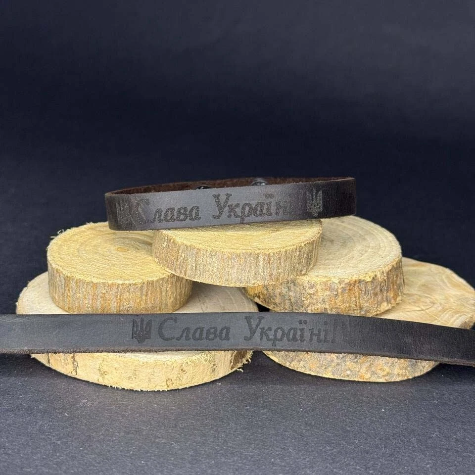 Pulsera estrecha de cuero marrón ucraniano "Слава Україні" soporte con Ucrania - Imagen 4 de 4