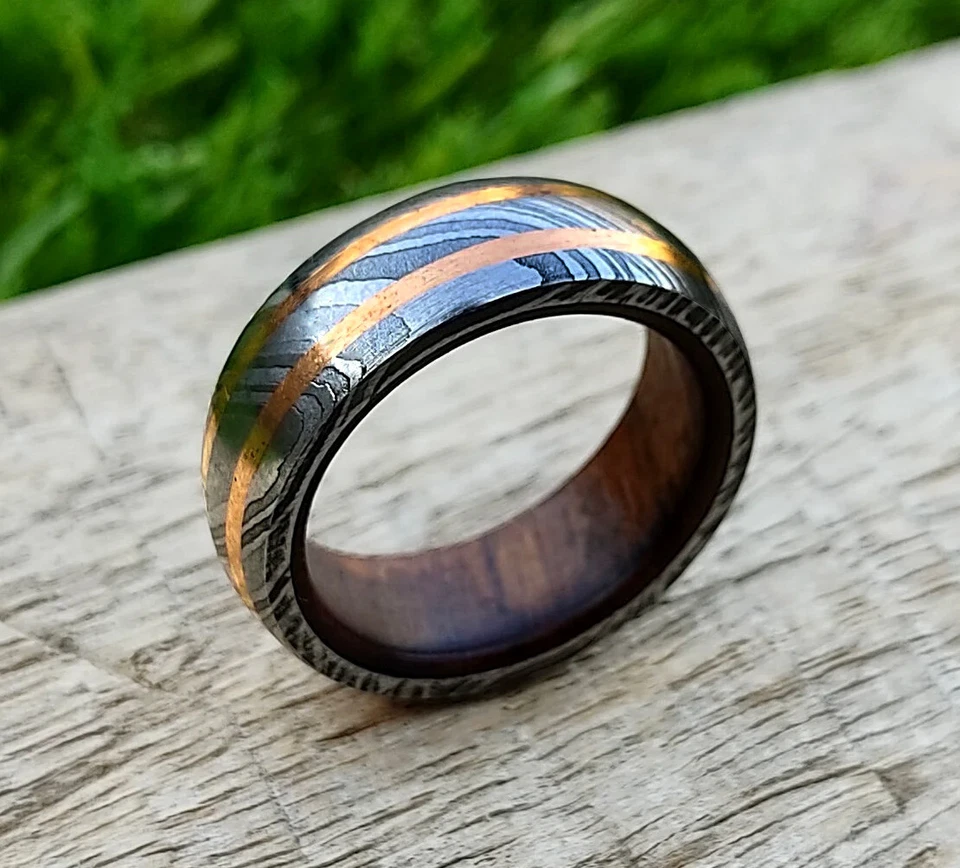 Anillo para hombre personalizado manga madera doble incrustación de latón acero Damasco banda Foto 3 de 4