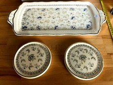 ANCIEN LOT PLAT A CAKE ET 2 PETITS PLATS EN CERAMIQUE DE LONGWY FRANCE ( N°1)