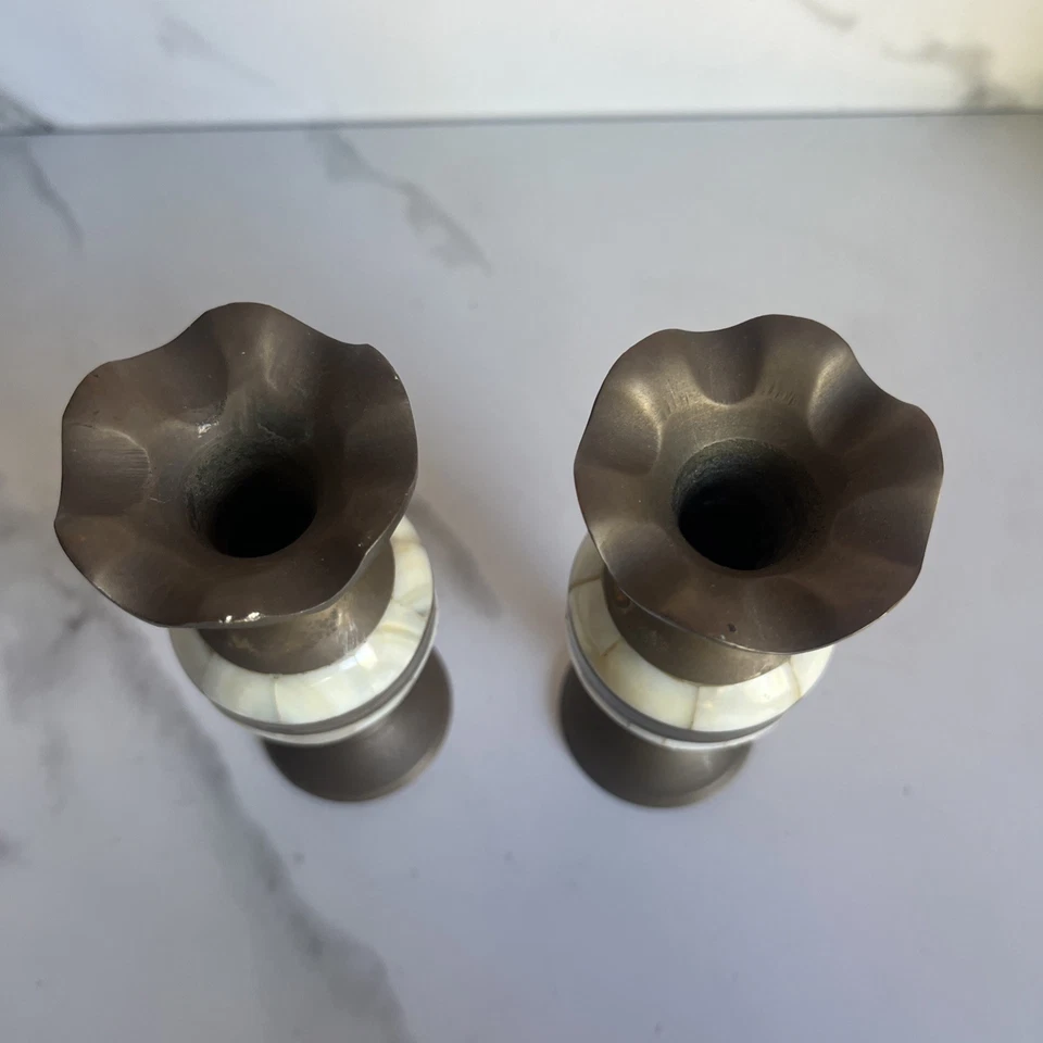 Jarrón vintage de latón de los años 20 con borde con volantes incrustaciones de madreperla lote de 2 Foto 2 de 4