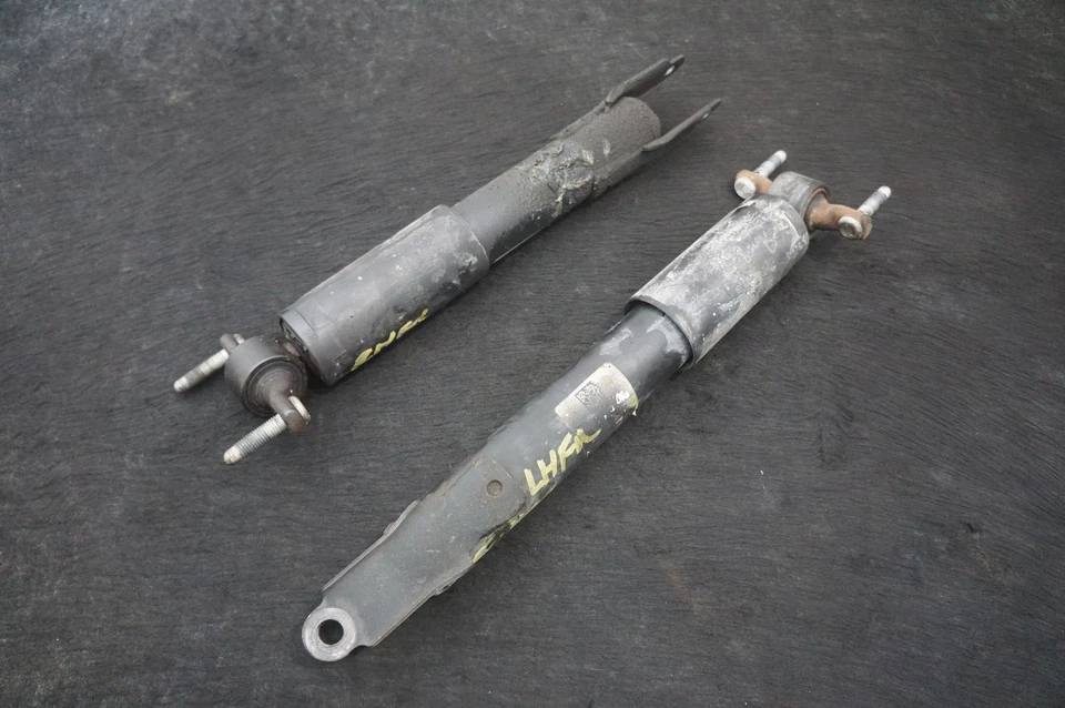 Set 2 Front Left Right Shock Absorber OEM 22990468 Chevrolet Silverado 3500 2015 - Image 2 of 4