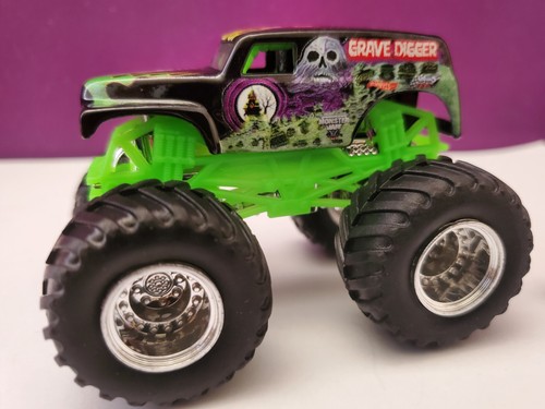 Hot Wheels Monster Jam Grave Digger 1:64 Loose with Stunt Man figure - Picture 3 of 5