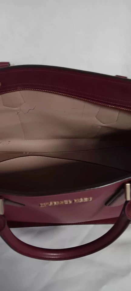 Bolsa satchel tiracolo de couro Michael Kors Merlot dourada ferragem alça ajustável - Imagem 4 de 4