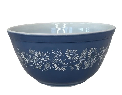 Vintage Pyrex 402 Colonial Mist Blue w/ White Flowers 1.5 Qt Mixing Bowl 7.25”