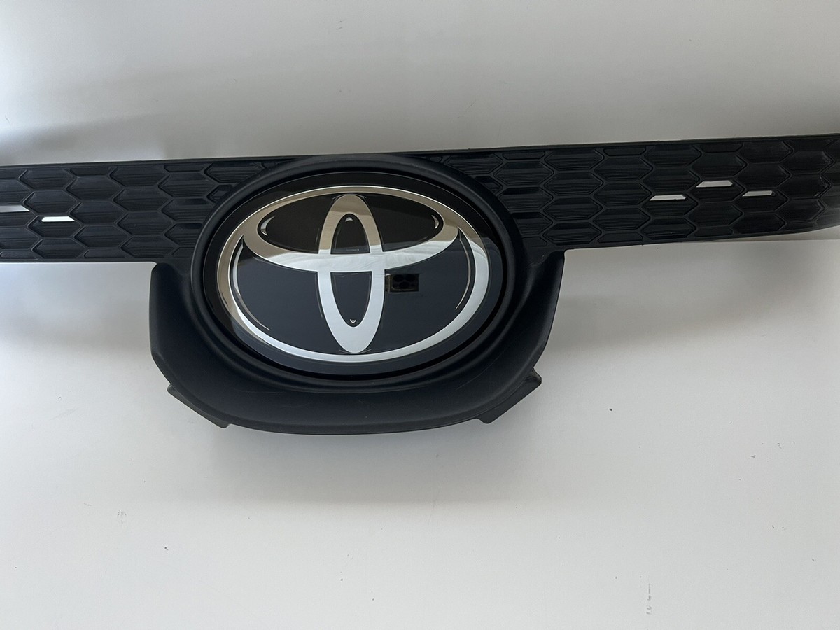 Toyota Corolla Upper Grill 5311112E60 COMPUTER 8821033120 EMBLEM  