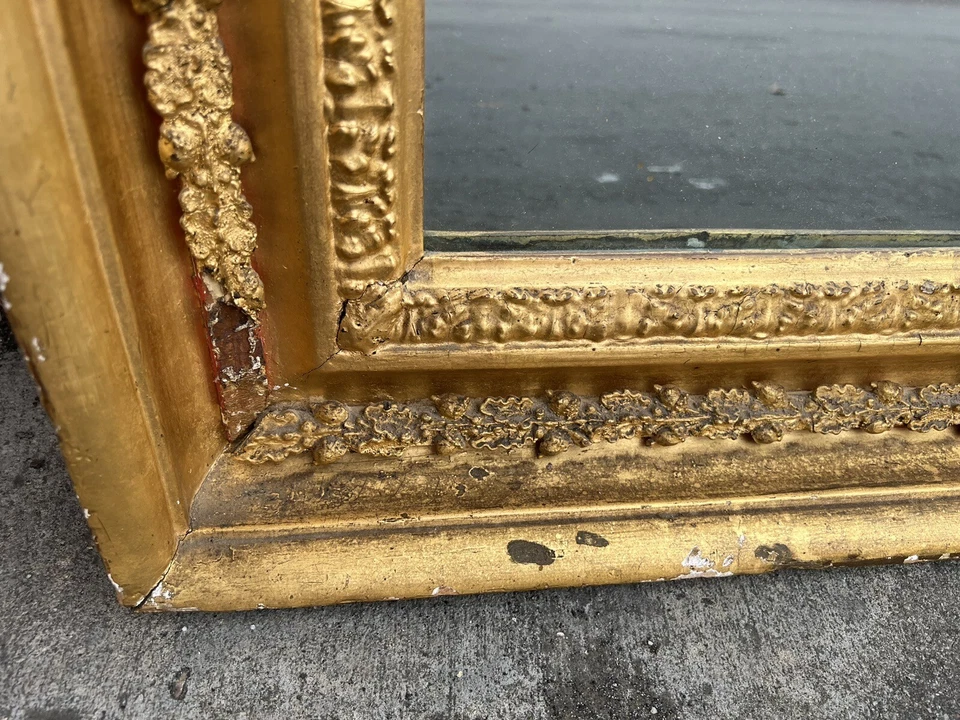 Espejo antiguo imperio con marco de yeso con detalles de bellota Foto 4 de 4