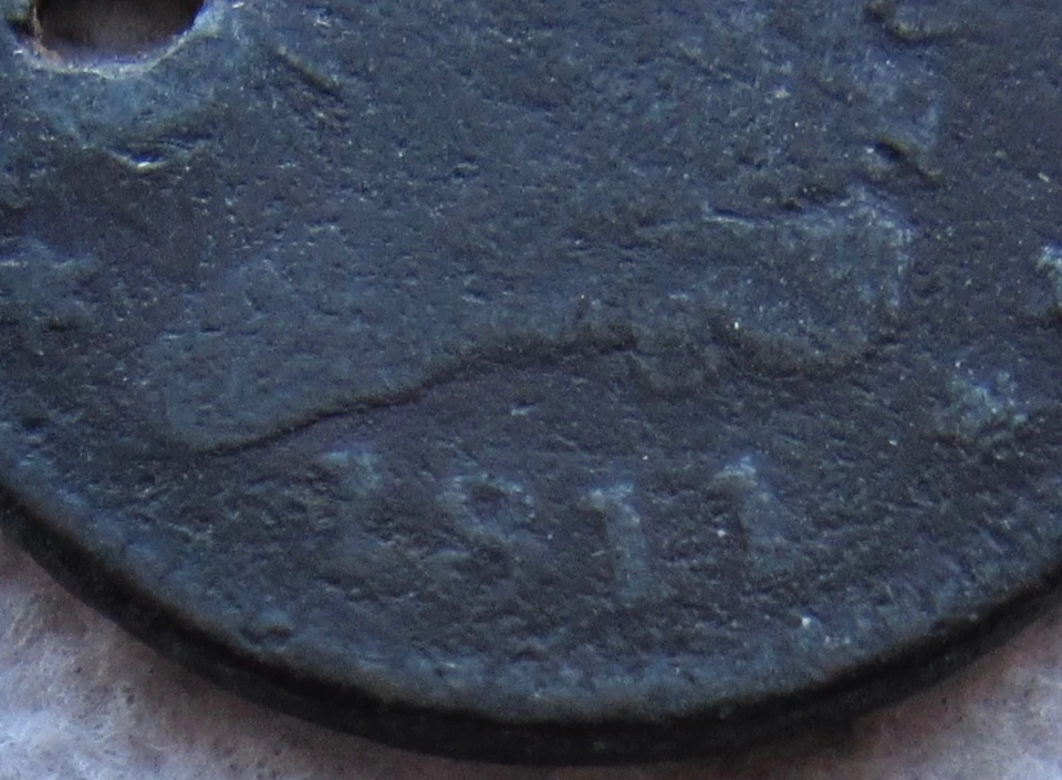 Medio centavo de cobre cabeza clásica 1811 1/2C fecha clave rara agujero corroído relleno Foto 3 de 3