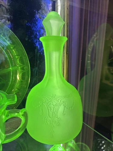 VINTAGE uranium  satin ANCHOR HOCKING  GLASS DECANTER 10" TALL W/STOPPER