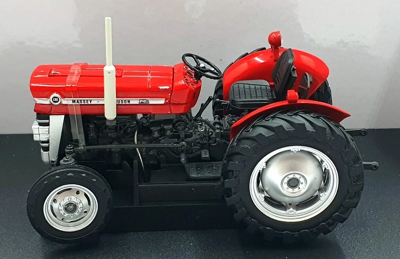 Universal Hobbies 1/32 Scale UH2785 - Massey Ferguson 135 - Red - Image 4 of 4