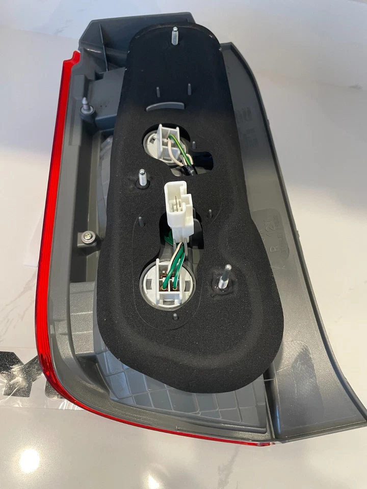 Luz trasera OEM Scion xB | lado del pasajero | 81551-12A60 - se adapta a 2008-2011 Foto 3 de 4