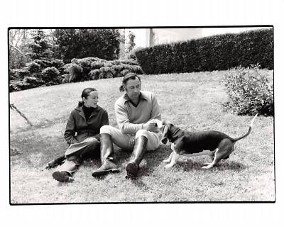 Pressefoto.ALE10891.26x18 cm ca.Philippe Noiret und seine Frau Monique.