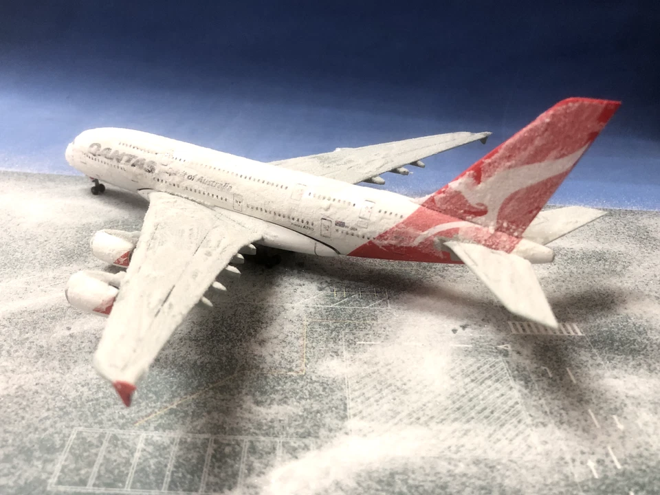 Airbus A380 Qantas Airlines 1:400 Diecast Plane Model Snow Diorama 55914X - Image 2 of 4