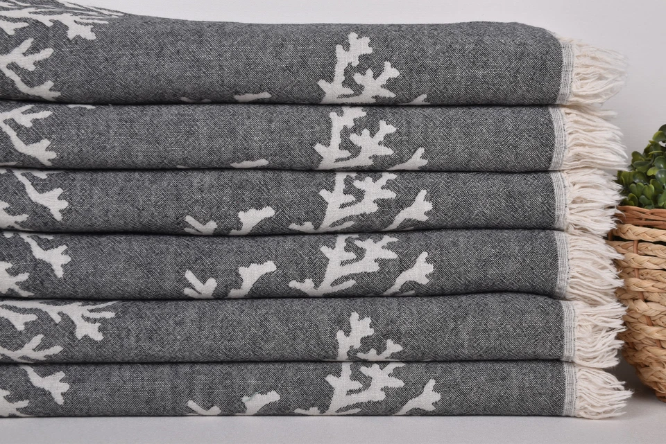 Toalla de playa con monograma, toalla personalizada, toalla negra, toalla de árbol Foto 4 de 4