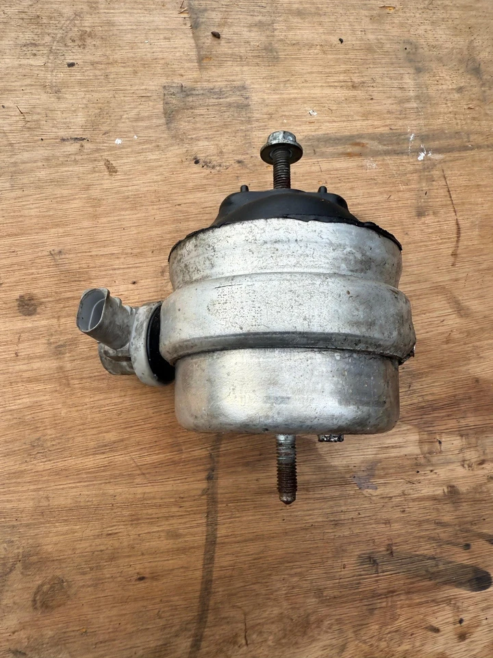 Audi A4 2.0tdi B7 BPW Left engine mount 8e0199379 2005-2009 - Image 2 of 3