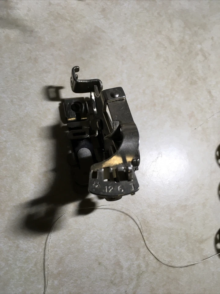 Accesorio para pie de recolección plisador volante SINGER 86742 CON 13 bobinas originales Singer Foto 3 de 4