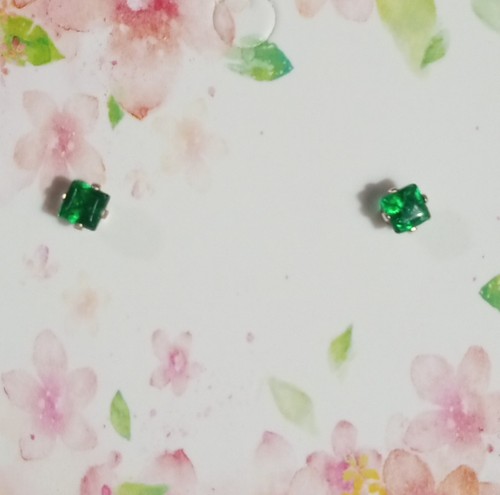 Pequeños pendientes de esmeralda genuina de 3 mm con corte esmeralda en plata de ley maciza .925  - Imagen 14 de 15