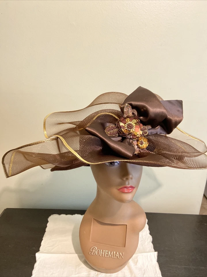 Sombrero Derby Ala Grande Whittall and Shon Marrón Con Borde Dorado Lazo Cuentas de Tul Foto 2 de 4