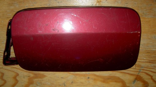 Mercedes  W124 Limousine Stufenheck  Tankklappe almadin rot  metallic