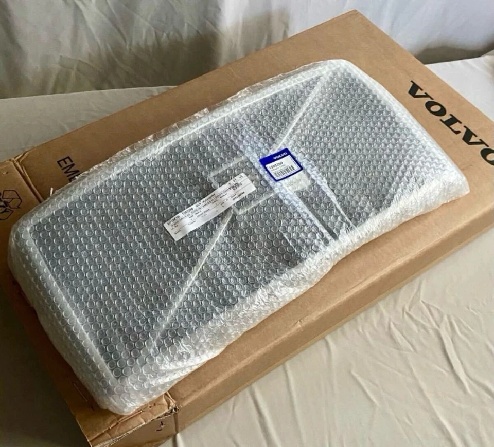 GENUINE VOLVO Volvo 240 244 245 1982-1985 Early Type Front Grille 1202250 NEW - Image 2 of 4