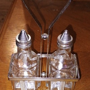 Vintage Mid-Century Tablecraft 6 oz Glass Oil & Vinegar Cruet Set Chrome Rack