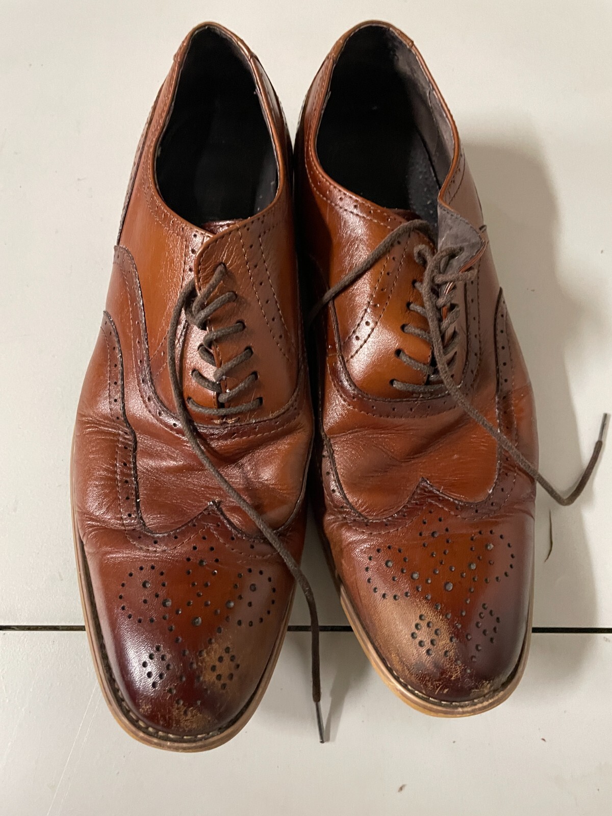 SAOLA Stacy Adams Dunbar Wingtip Oxford in pelle cognac graffi indossati da uomo taglia 10 5 M