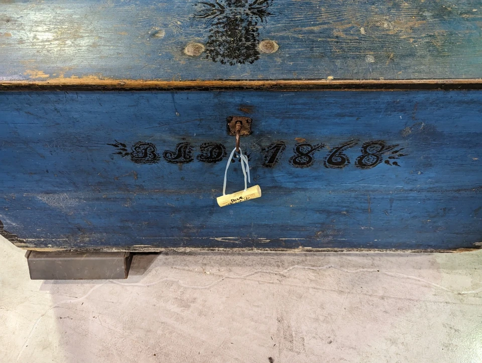Baúl de boda sueco antiguo de 1868 Foto 2 de 4