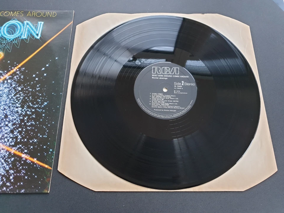 WAYLON JENNINGS - WHAT GOES AROUND COMES AROUND 1979 UK 12" VINYL RECORD        - Image 3 of 4