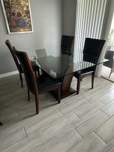 Glass top Dining Table Set with 4 matching Chairs - Excellent Condition