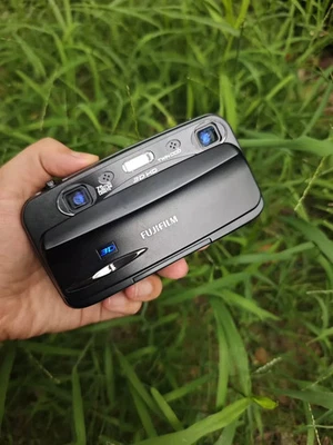Fujifilm Finepix W3 Real 3D Compact Digital Camera Twin CCD Tested Working Black - Image 1 of 3