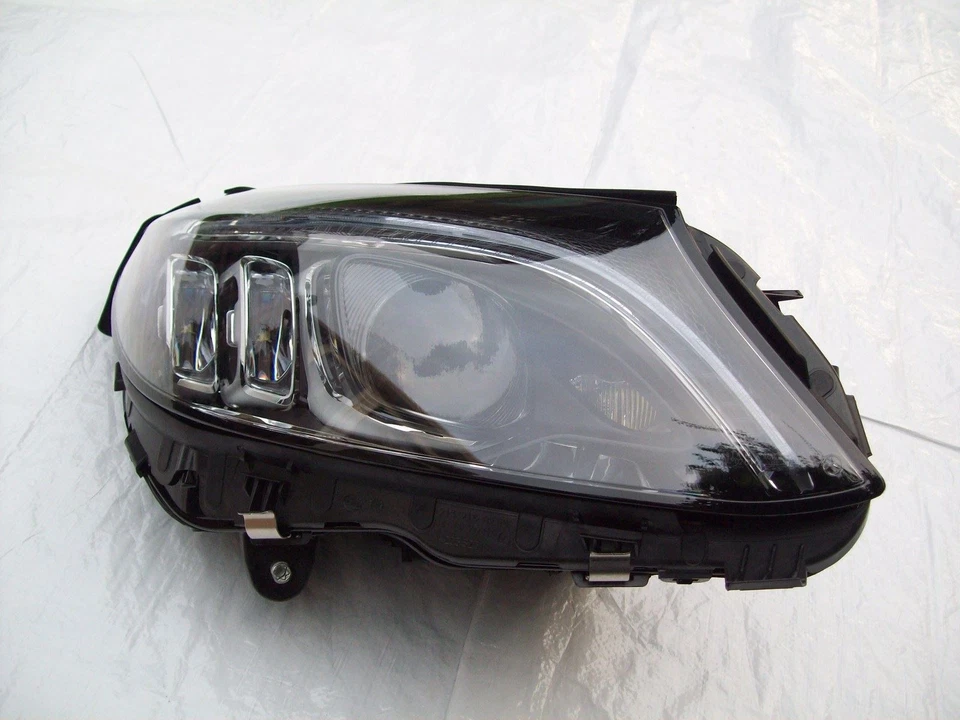 Farol de LED direito Mercedes classe C Hella W205 A2059064406 2018-2022 - Imagem 3 de 4