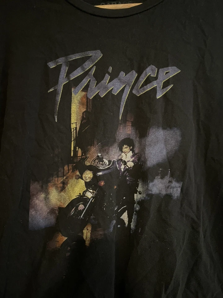 Черная футболка Prince стандартного покроя 100% хлопок мужская размер средний хорошее состояние товара  - Изображение 4 из 4