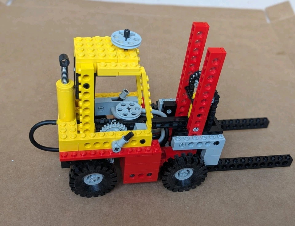 LEGO Technic 8843 Fork Lift Truck, photo 3 of 5
