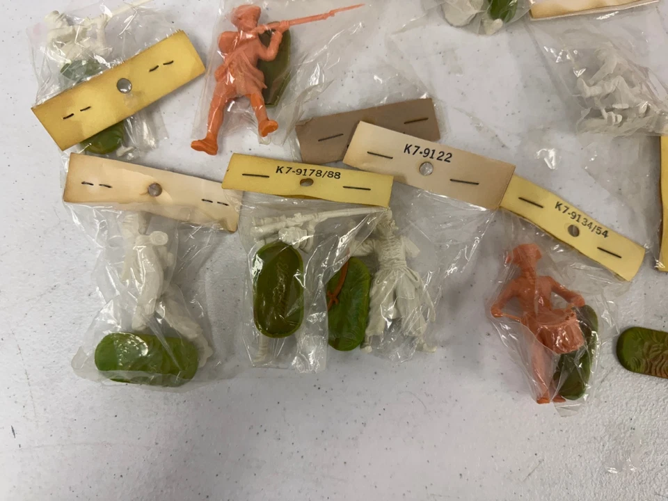 Elastolin Revolutionary War Plastic Army Men Toy Soldier Figures Lot of 25 - Image 2 of 4