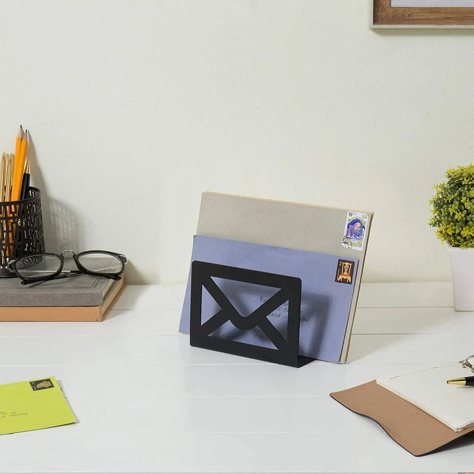 Soporte para cartas de escritorio MyGift moderno con diseño de sobre recortado de metal negro Foto 3 de 4