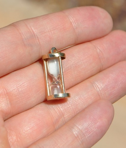Vintage 14k massives Gold weißer Sand Sand Sanduhr Glas Charm - Time Turner 3D
