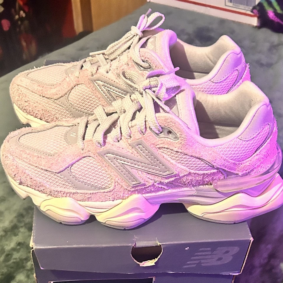 Camurça New Balance 9060 roxa branca U9060HSP feminina tamanho 7.5 - Imagem 3 de 4