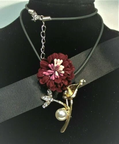 Gargantilla y colgantes de cuero Betsey Johnson de moda