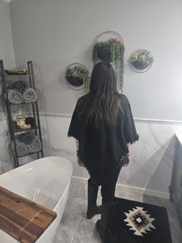 Плащ пончо Alfani с воротником-хомутом черный с отделкой из искусственного меха размер L/XL - Изображение 2 из 4