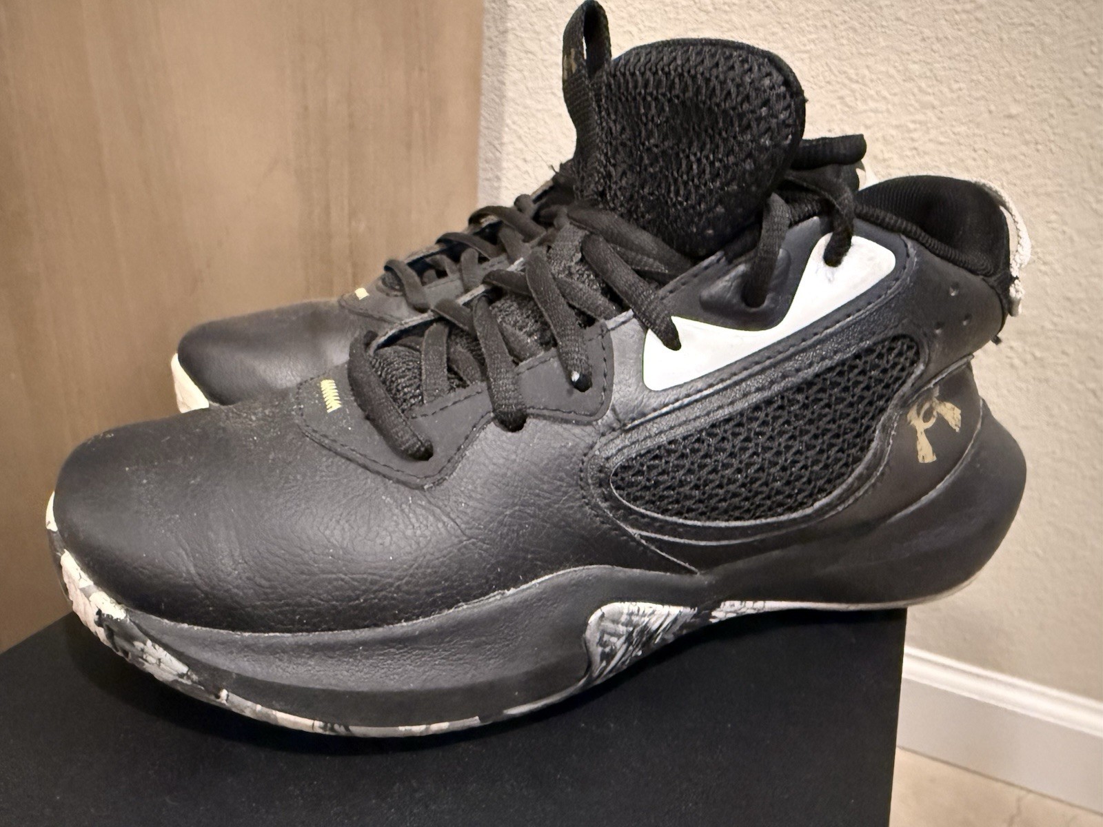 Under Armour Size 7y Black thumbnail 2