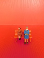 STARLUX / PETITES TAILLES . LES CIVILS  : RARE ENSEMBLE DE 2 FIGURINES et 1 banc