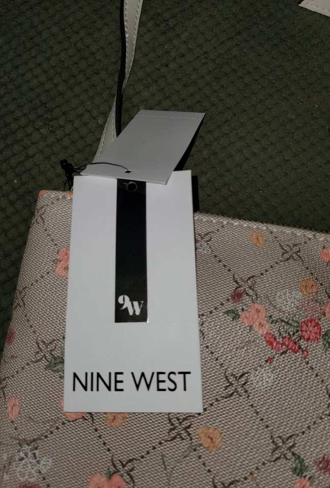 Cartera Bandolera Nine West, Nueva Tiene 2 Cremalleras, Correa Ajustable, Flores Paisley Foto 4 de 4