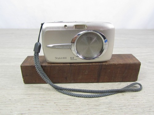 Olympus Stylus 600 Digital 6.0MP Digitalkamera Silber Teile oder Reparatur