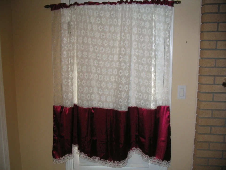 Cortina Cocina Un Panel Varilla Bolsillo Blanco Encaje y Volantes Borgoña 54 x 57 pulgadas Foto 2 de 4