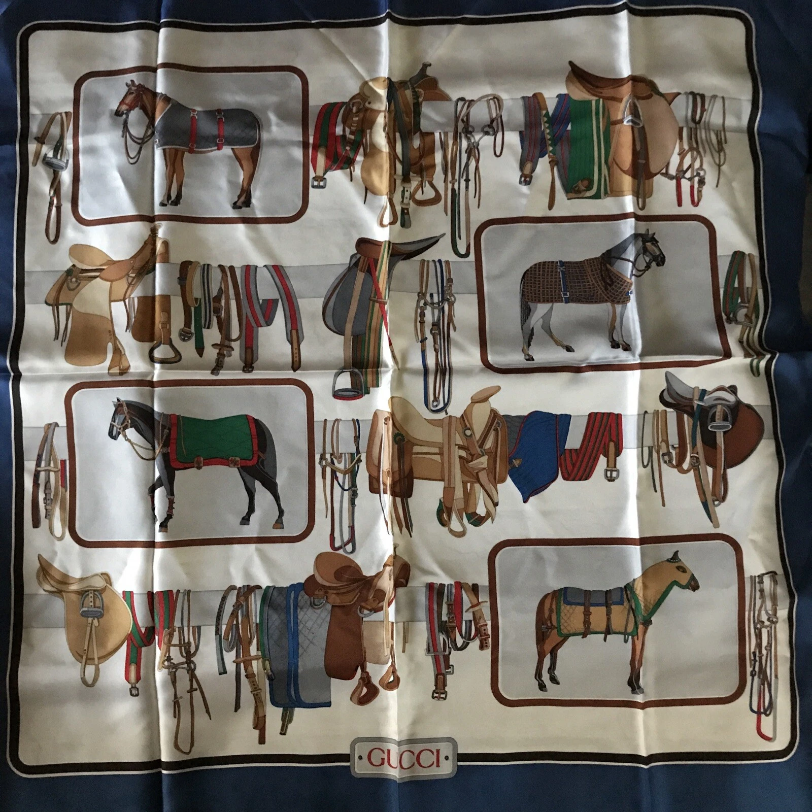 FAB ! Écharpe vintage Gucci design équestre et cheval 100 % soie fabriquée en Italie comme neuve !