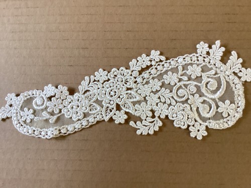 12 PCS GORGEOUS AND UNIQUE IVORY FLORAL RAYON VENISE NET APPLIQUE - Picture 2 of 3