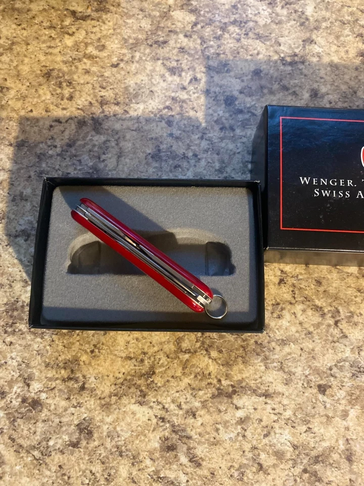 Navaja suiza Wenger Delemont Suiza de aproximadamente 3,5" de largo Foto 4 de 4