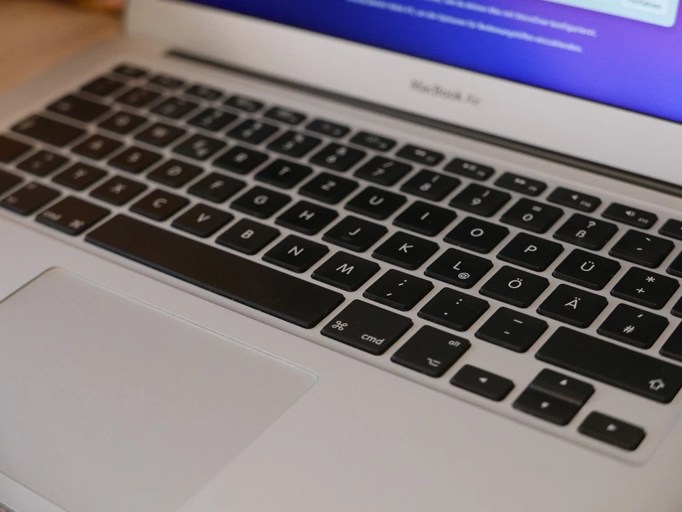 MacBook Air A1466, 13 Zoll 2017,  Intel Core i5, 128GB SSD - Bild 2 von 4