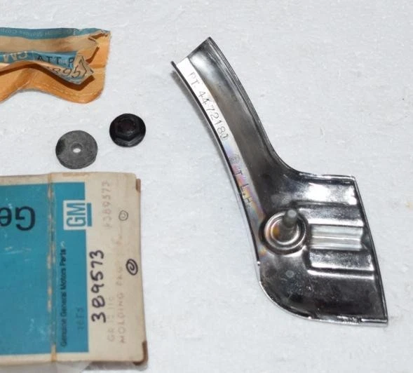 NOS 1965 OLDSMOBILE F85 CUTLASS DLX QTR PANEL FRT OF WHEEL OPENIG MOLDING 389573 - Image 3 of 4