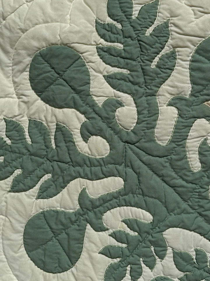 Edredón hawaiano 68" x 82" para colgar en la pared con 5 fundas de almohada de Regency Creations Foto 2 de 4