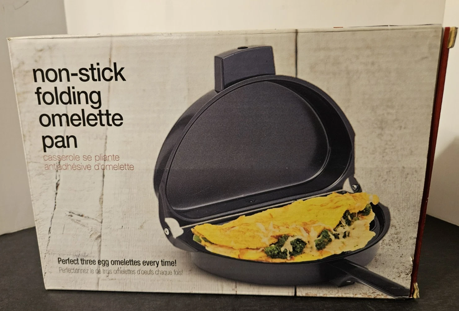 New In Box Non-Stick Folding Omelette Pan Perfect for 3 Eggs w/Bakelite Handle